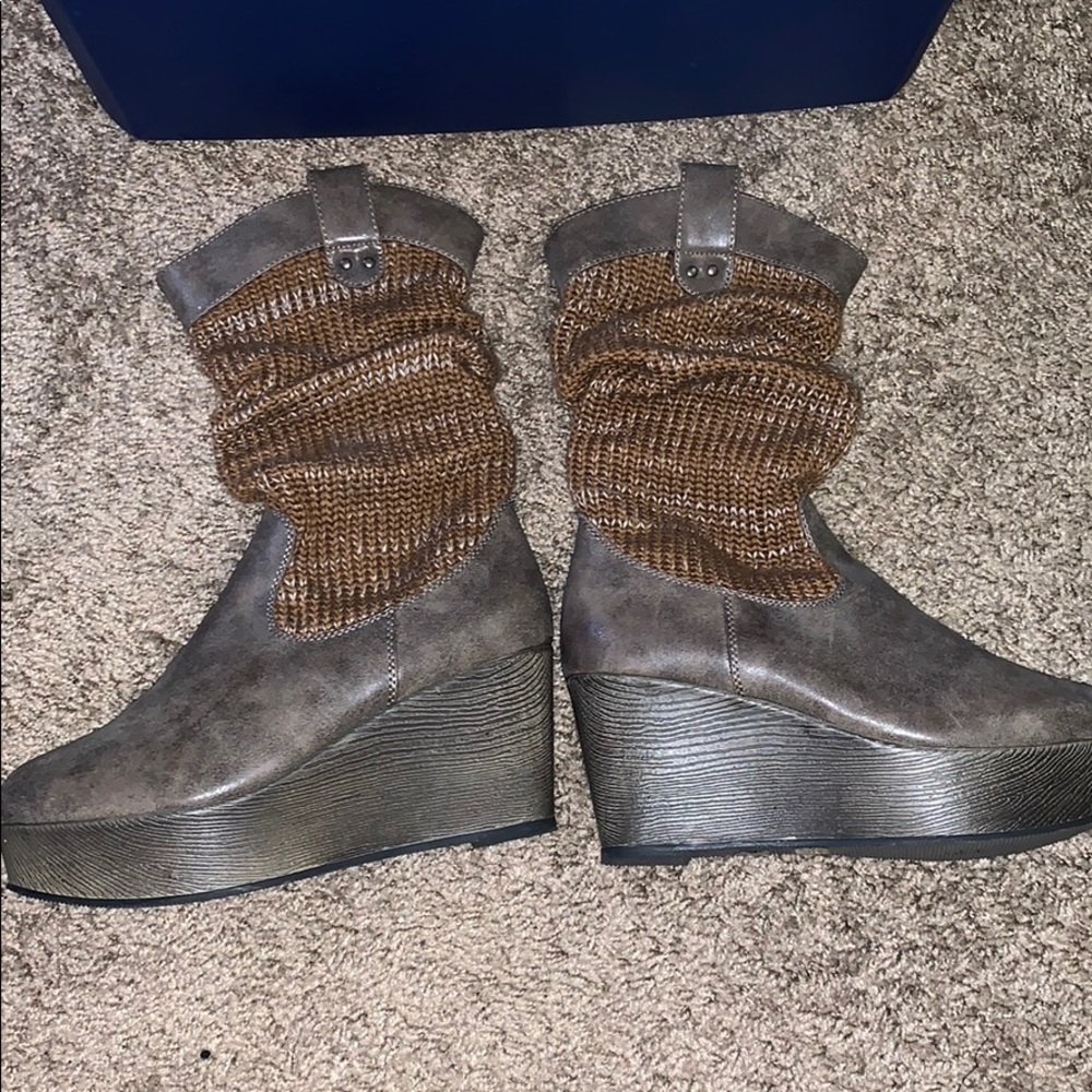 Women’s Muk Luks wedge boots. Size 8.